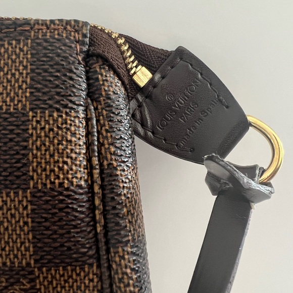 Authentic Louis Vuitton Damier Ebene Pochette Accessoires - Picture 6 of 15